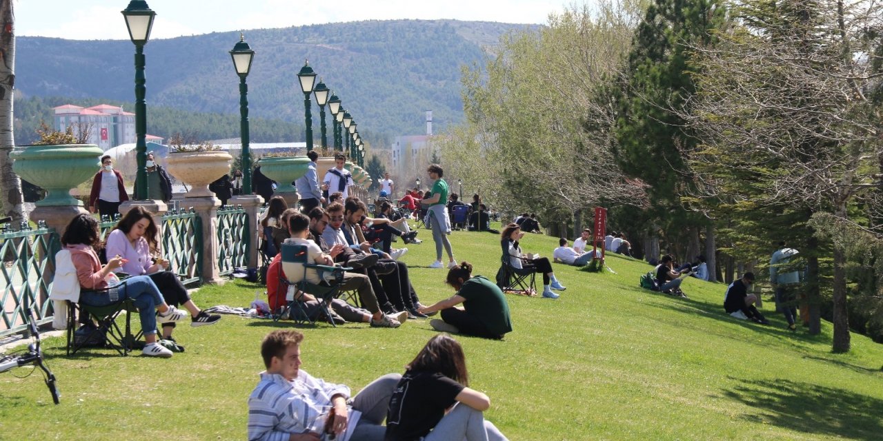 Güneşli havayı gören su kenarı ve parklara koştu