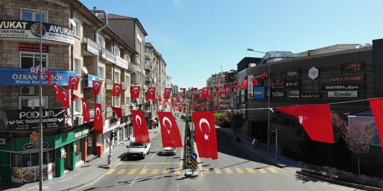 Nevşehir’de caddeler Türk bayraklarıyla donatıldı