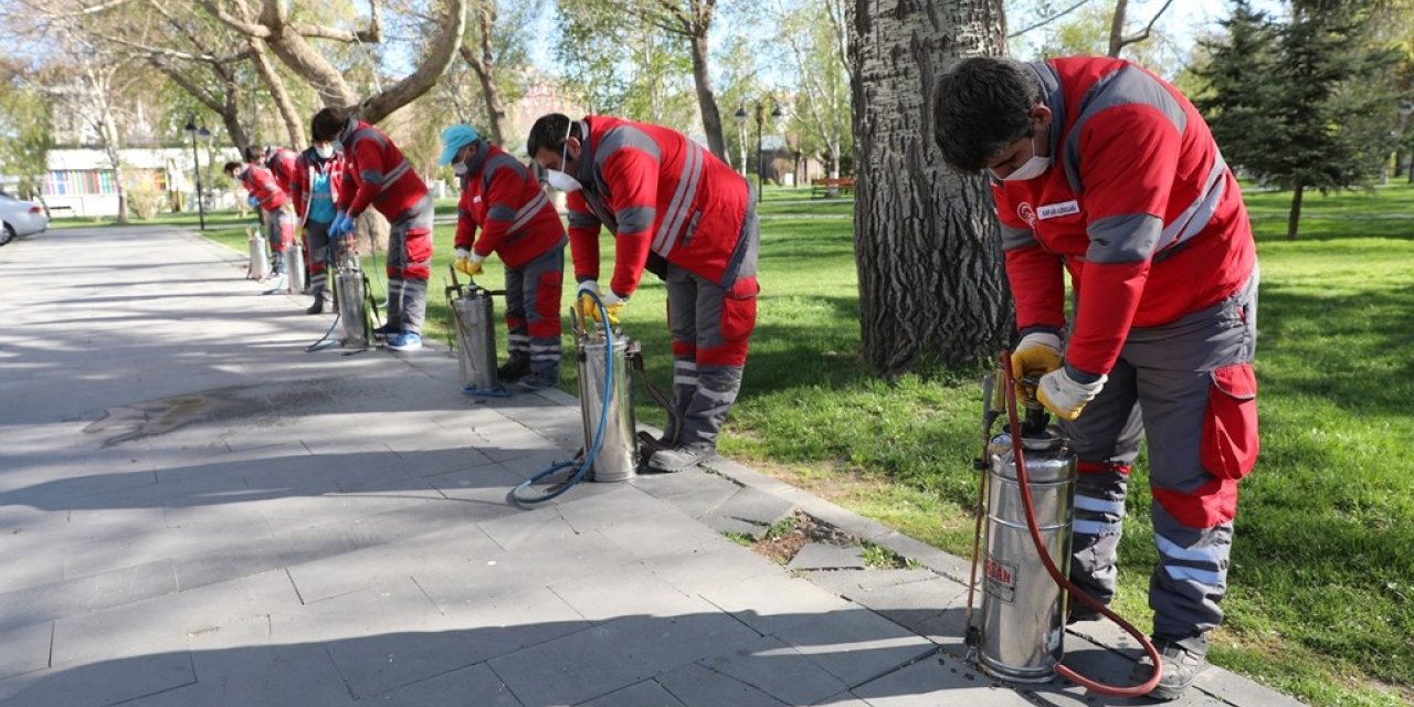 Kocasinan Belediyesi sokağa çıkma kısıtlamasında parkları ilaçladı