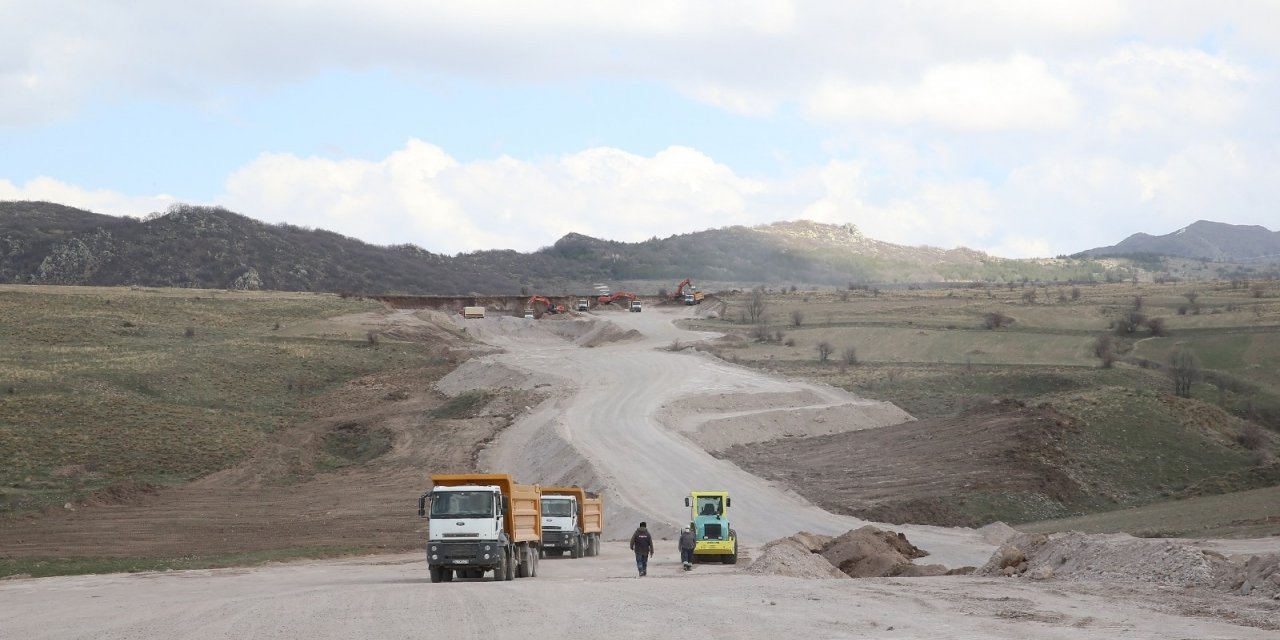 Başkan Büyükkılıç Hacılar, Hisarcık, Develi ve Erciyes’i ilgilendiren yol çalışmasını denetledi