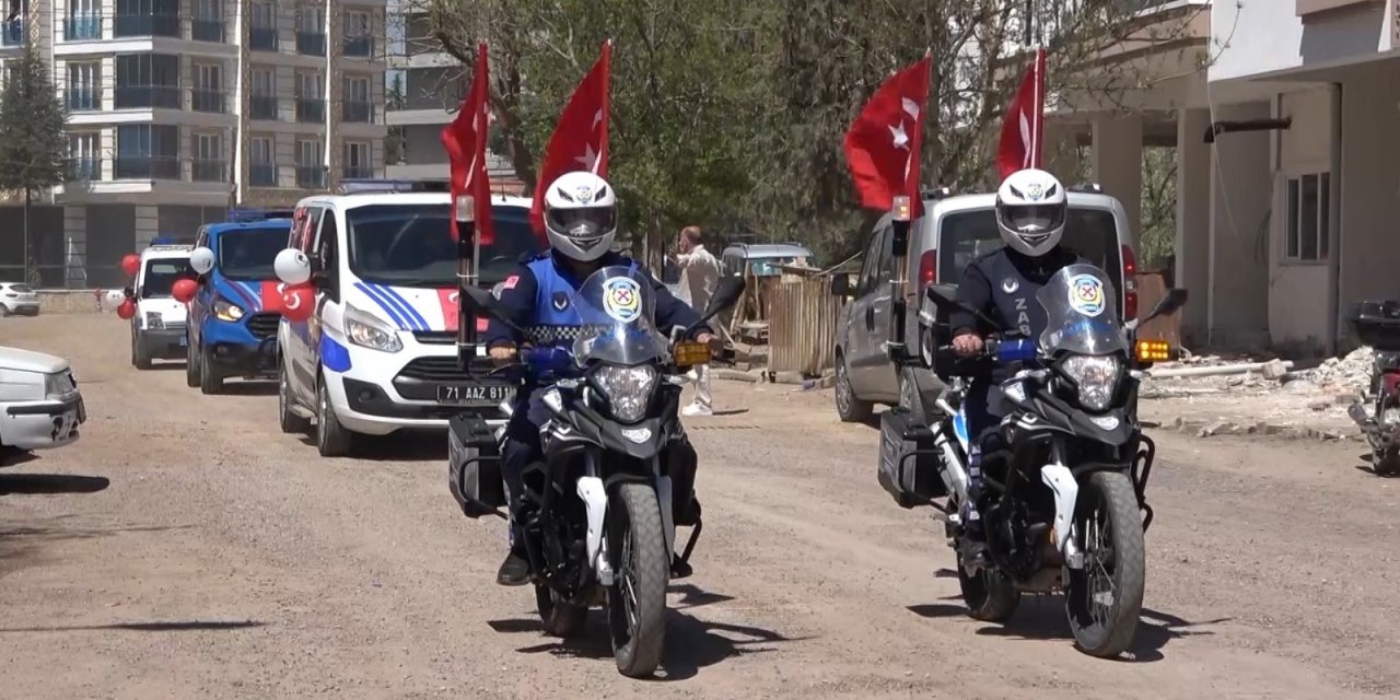 Evlerinde olan çocuklar sesi duyunca camlara koştu