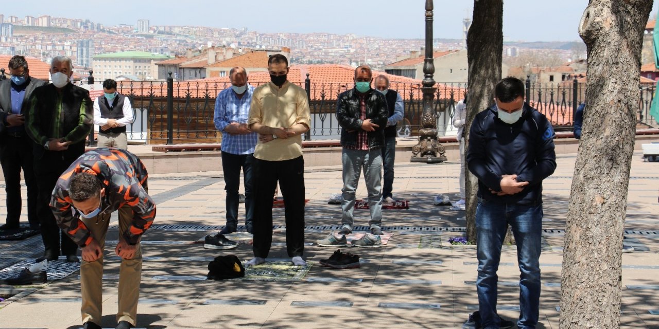 Ankara’da cuma namazı pandemi şartları altında kılındı