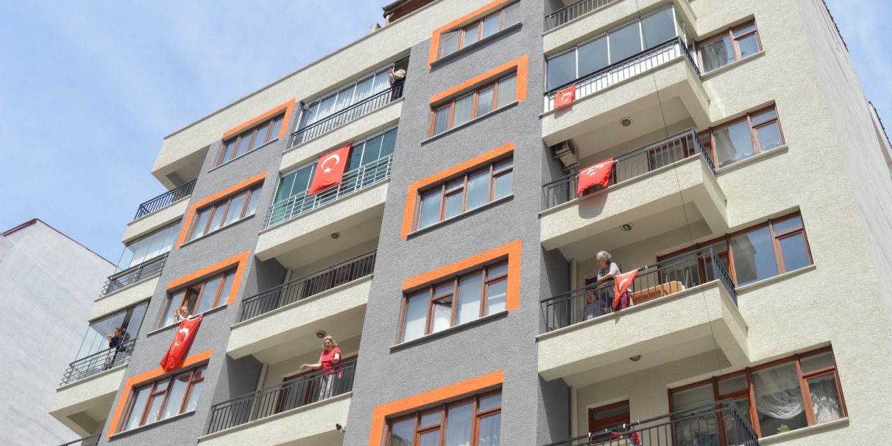 Eskişehirliler balkon ve pencerelerini bayraklarla donattı