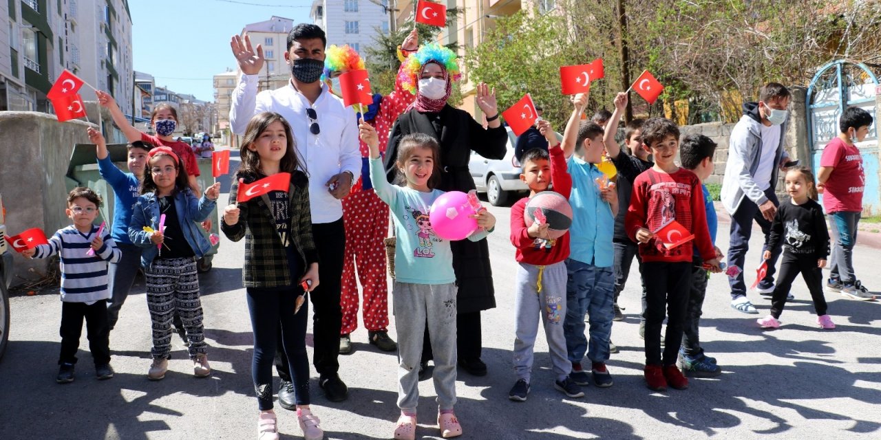 Sokak sokak gezip hediye dağıttılar