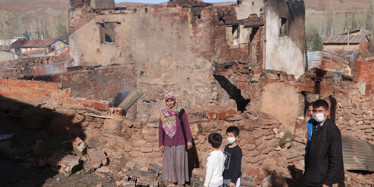 Akşam saatlerinde evleri yanan 5 kişilik aile evsiz kaldı