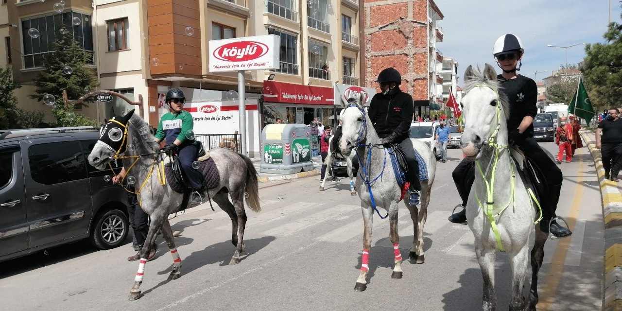 Aksaray’da vatandaşlara atlı kortej ve mehter takımı ile moral konseri