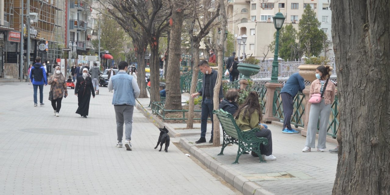 Eskişehir’de kısıtlamayı hiçe sayanlar Porsuk Çayı kenarına akın etti