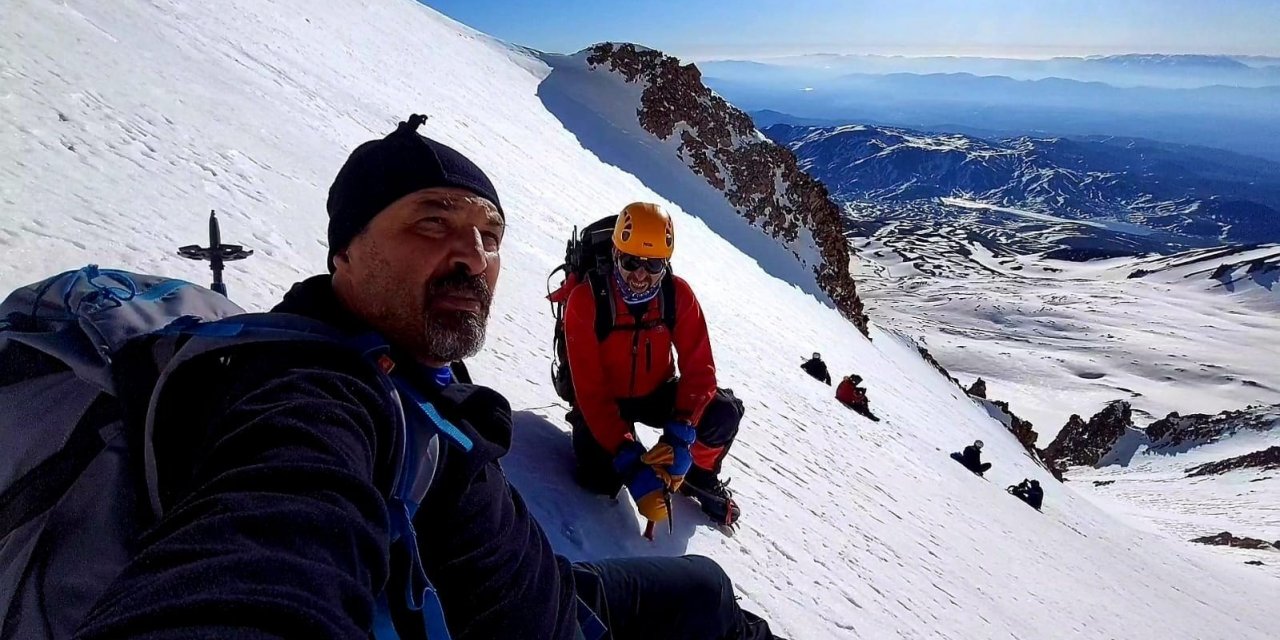 Dağcılar 23 Nisan coşkusunu Erciyes’in zirvesinde yaşadı