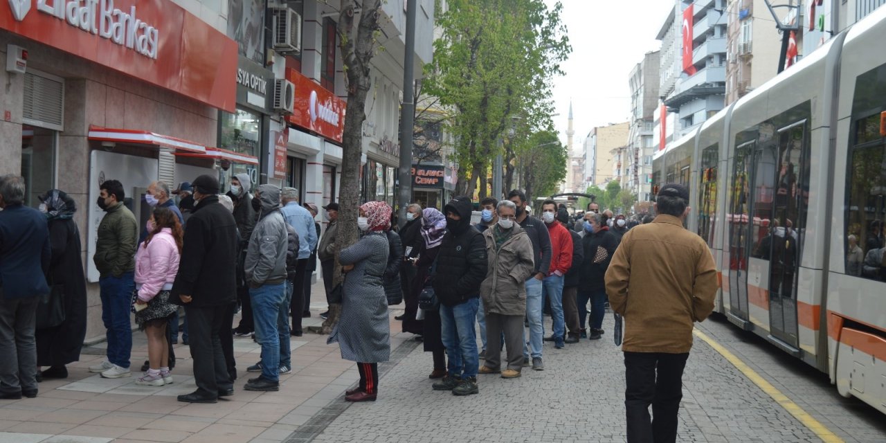 Bankalarda ‘kısıtlama kuyruğu’