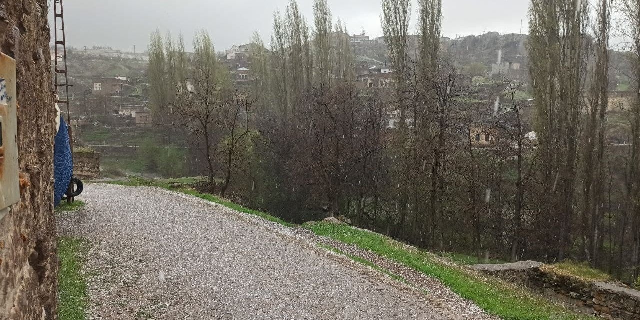 Aksaray’ın Güzelyurt ilçesinde dolu yağışı