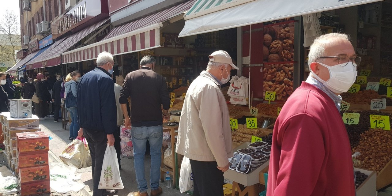 Kısıtlama öncesi vatandaşlar kuruyemişçiye koştu