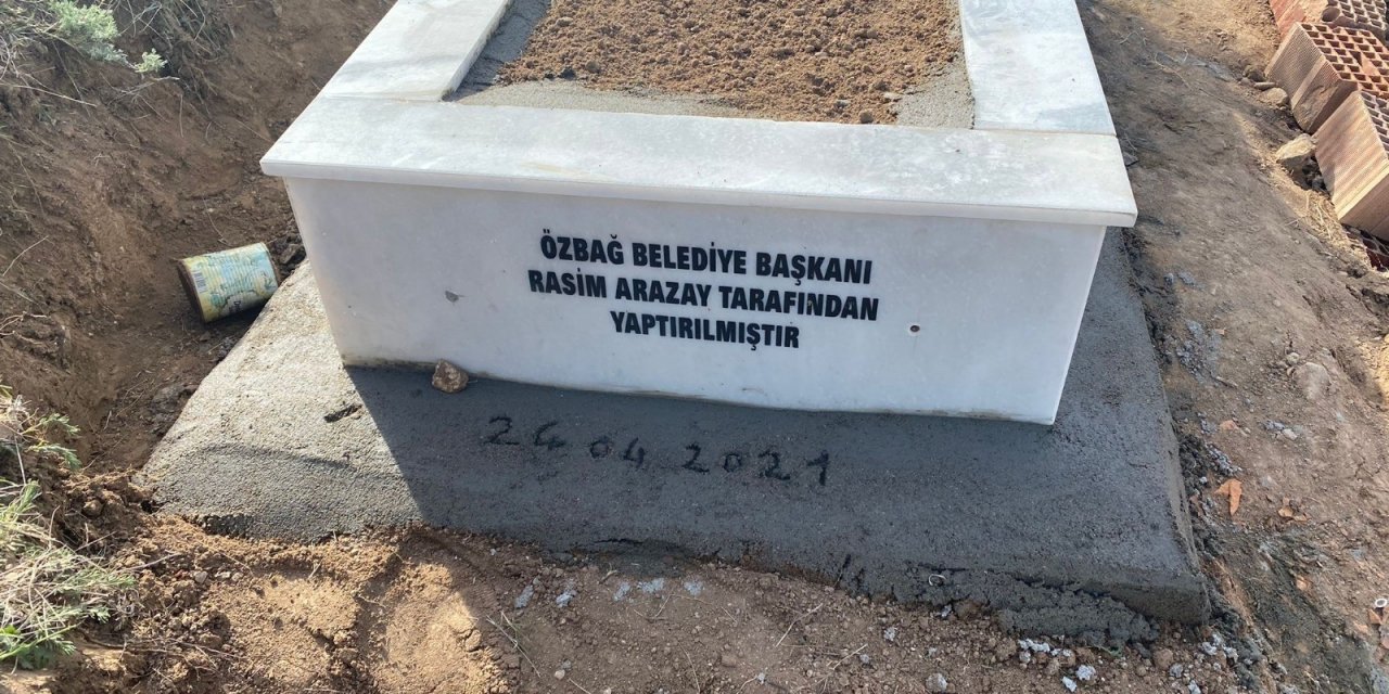 Özbağ Belde Belediye Başkanı Arazay, merhum mahalli sanatçı Ekrem Gündoğdu’nun mezarını yaptırdı