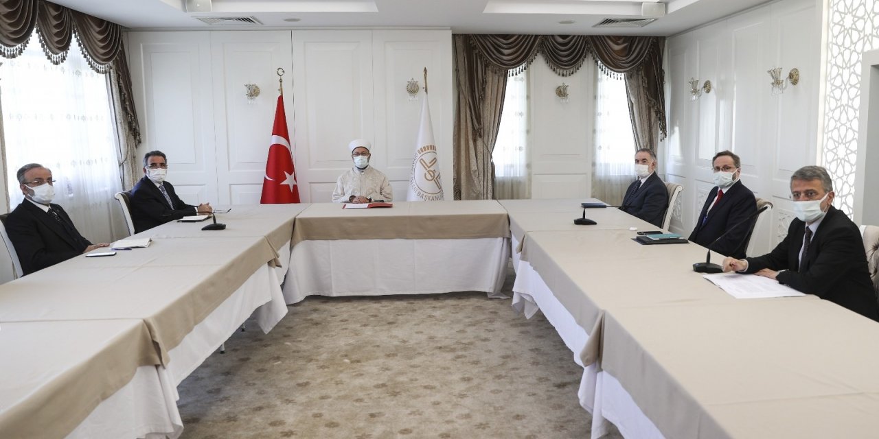 Diyanet İşleri Başkanı Erbaş, müftü ve müftü yardımcılarıyla çevrim içi toplantı yaptı