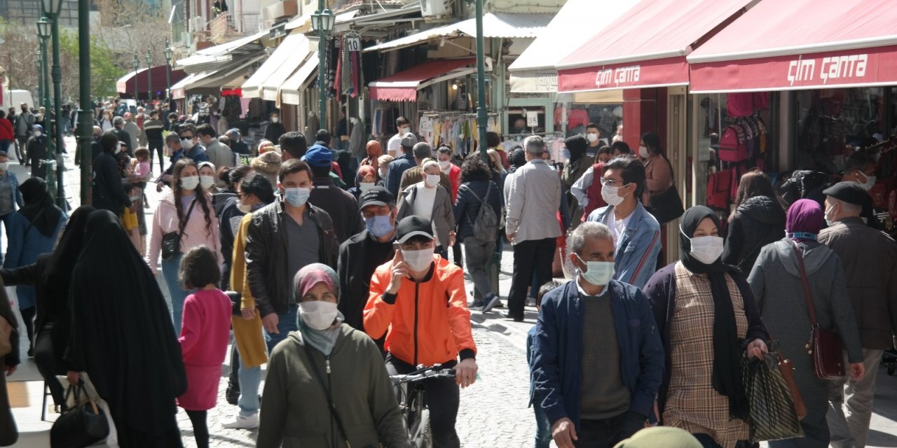 Evde geçecek bayram için mağazaları doldurdular