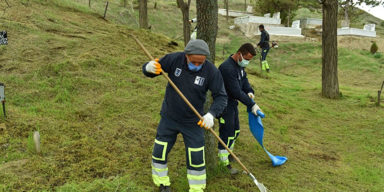 Büyükşehir’den ilçe mezarlıklarına bakım