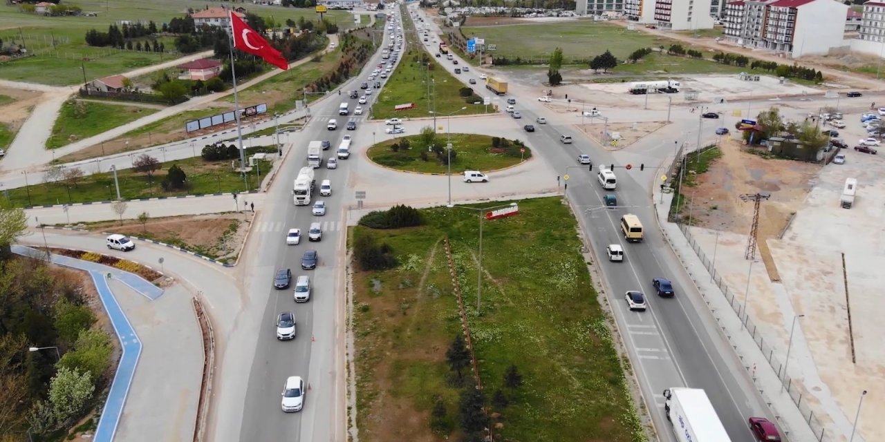 43 ilin geçiş güzergahında ’tam kapanma’ yoğunluğu: Araç trafiği havadan görüntülendi