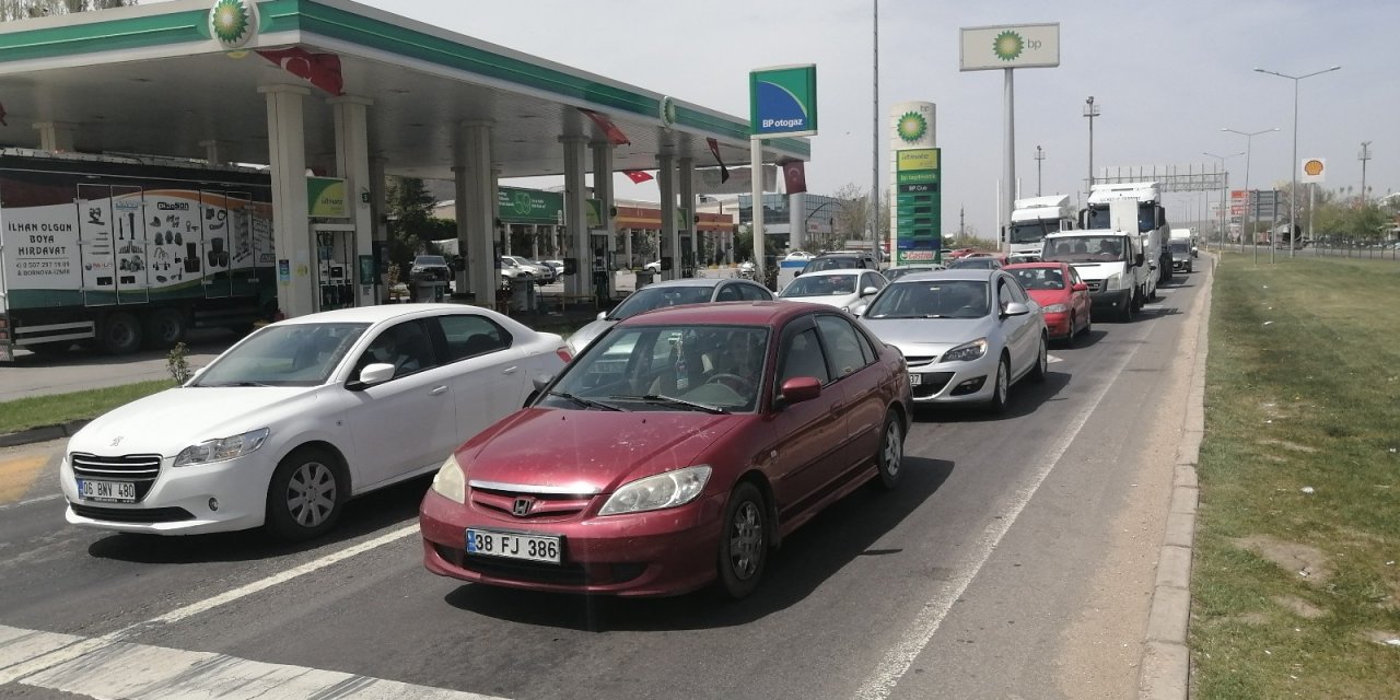 Aksaray’da karayollarında tam kapanma öncesi trafik yoğunluğu