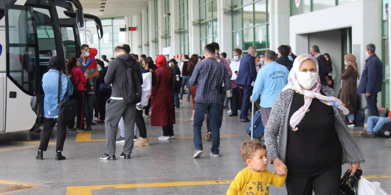 Otogarda kısıtlama öncesi büyük yoğunluk