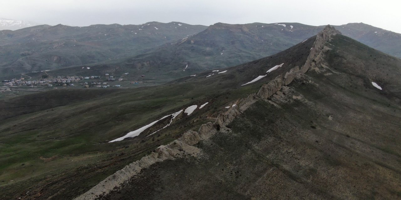 Sivas’ın doğal seddi ilginç görüntüsüyle dikkat çekiyor