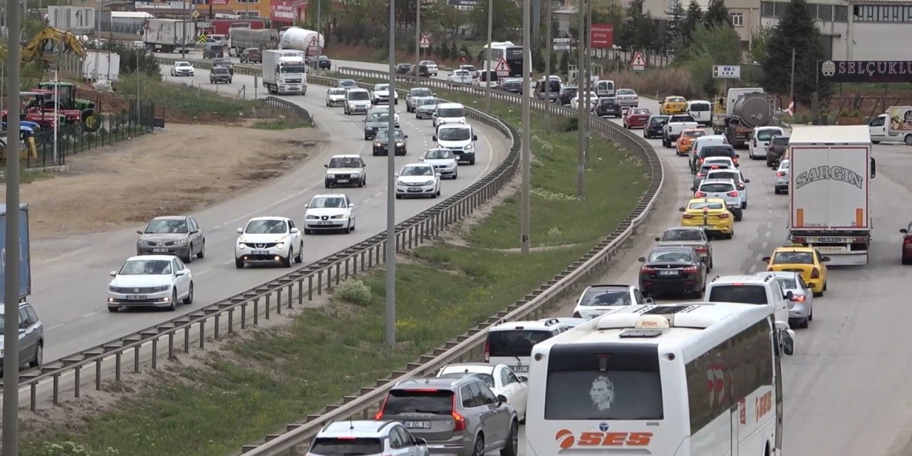 Tam kapanmaya saatler kala 43 ilin geçiş noktasında trafik yoğunluğu