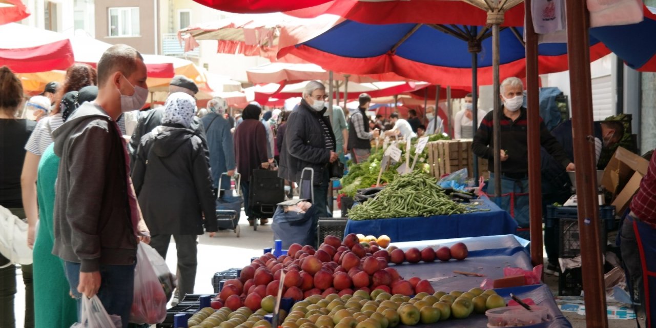 Tam kapanma öncesi Eskişehir’de son pazar kuruldu