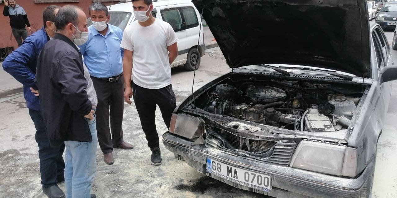 Seyir halindeki aracın motor kısmında yangın çıktı