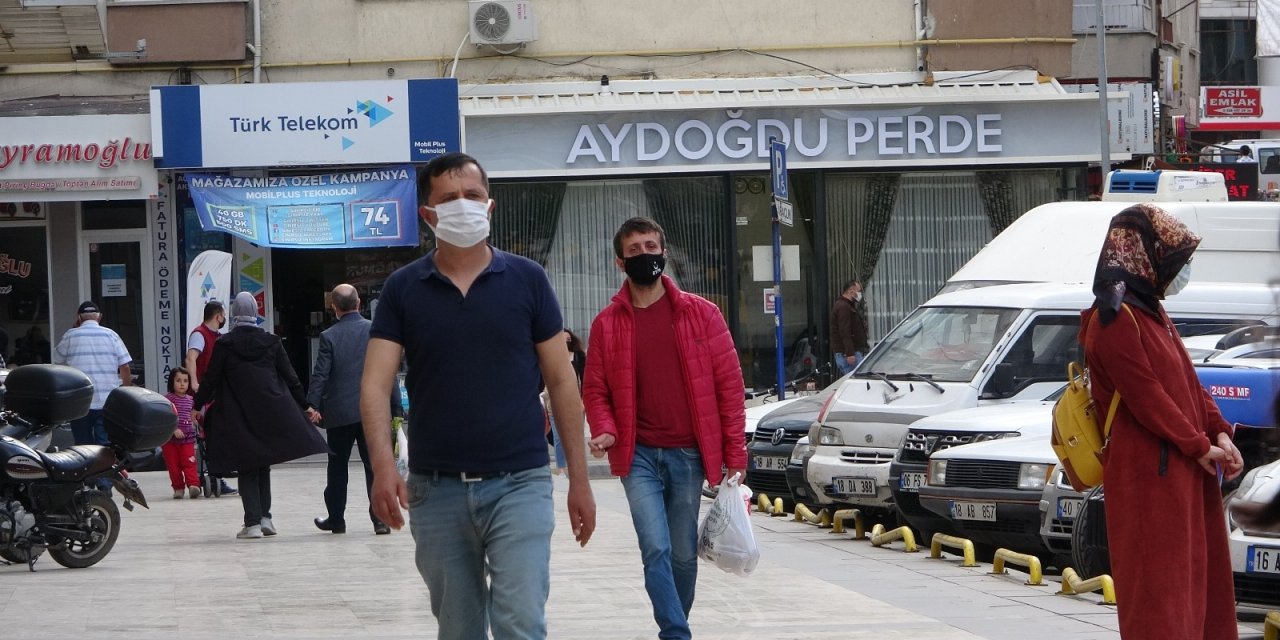 Çankırı’da kısıtlamaya saatler kala vatandaşlar sokaklara akın etti