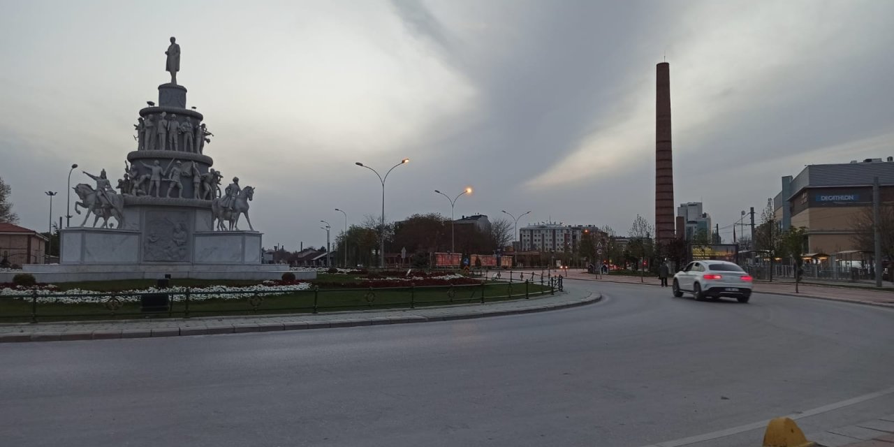 Tam kapanmanın başlamasıyla Eskişehir sokakları sessizliğe büründü