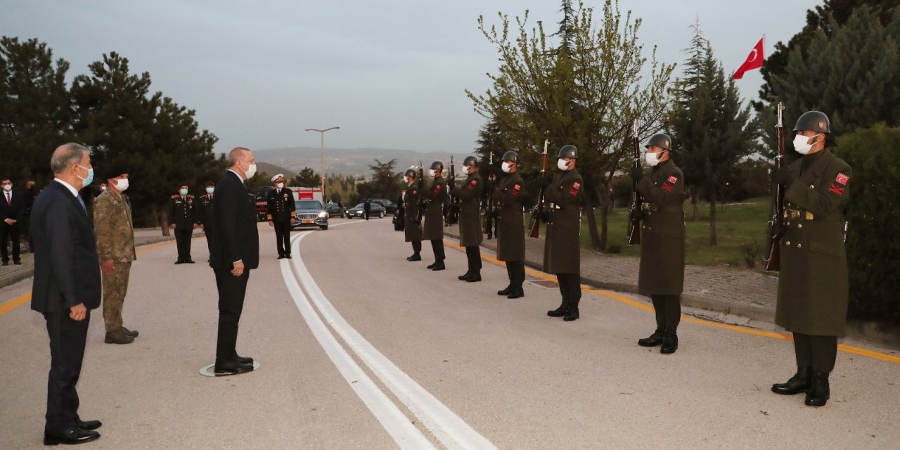 Cumhurbaşkanı Erdoğan, askerlerle iftar yaptı