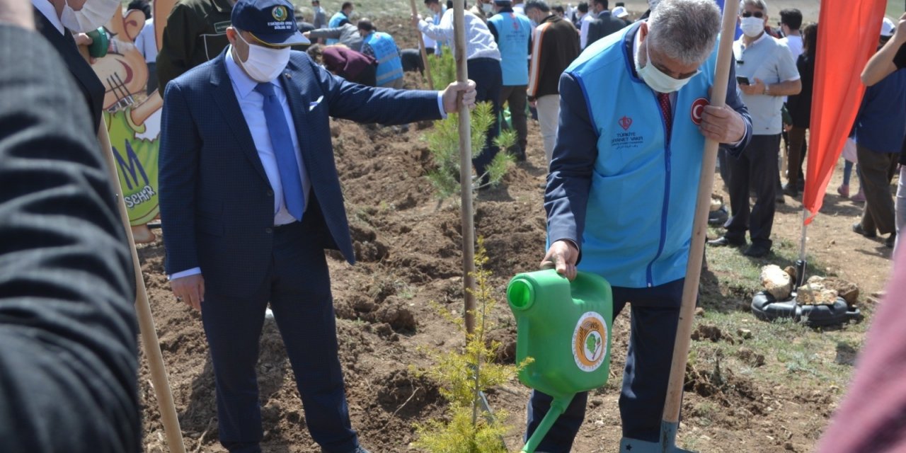 Eskişehir’de 10 bin “iyilik fidanı” toprakla buluştu