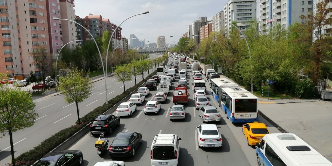 Ankara’da kapanmanın ilk gününde trafik kilitlendi