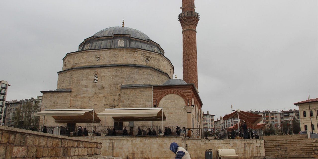 Dolup taşan meydan boş kaldı