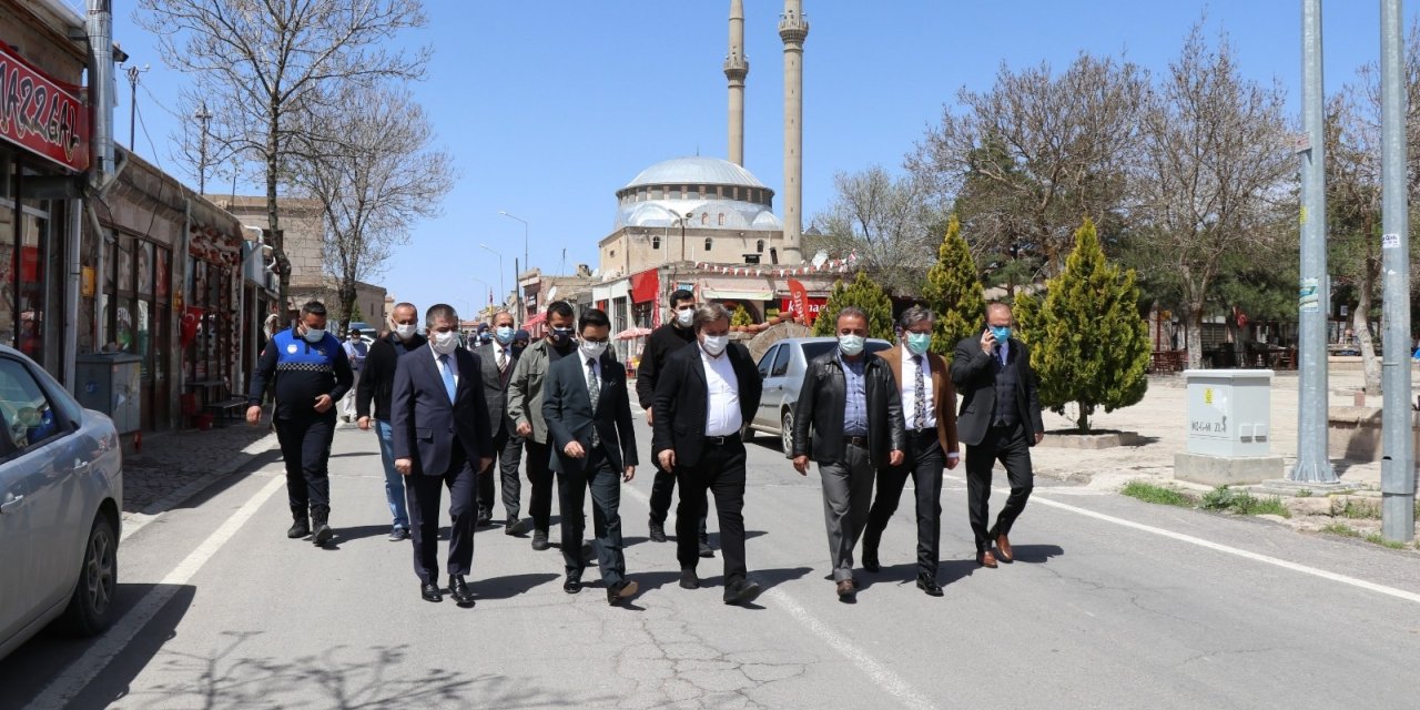 Vali Aydoğdu sahaya inip sokak sokak cadde cadde denetim yaptı