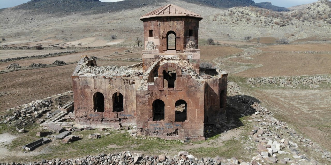 Bin 500 yıllık Kızıl Kilise ziyaretçilerini ağırlamaya devam ediyor