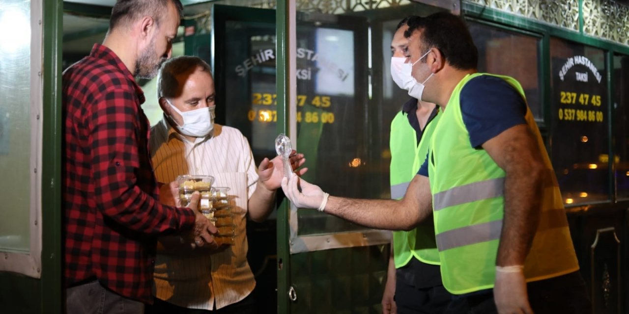 Odunpazarı Belediyesinden gece mesaisinde olan çalışanlara tatlı sürprizi