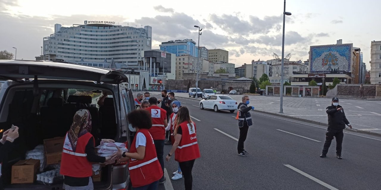 Kızılay’dan uygulamadaki polislere yemek ikramı