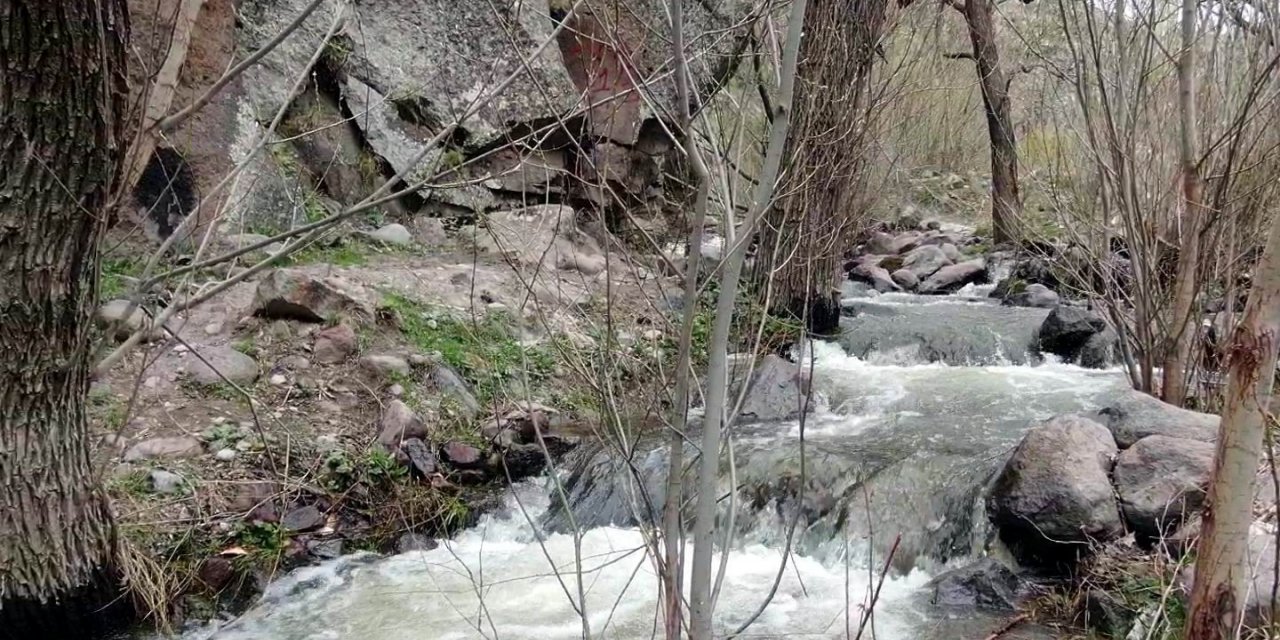 Erciyes’in karı eridi Kırlangıç Vadisi coştu