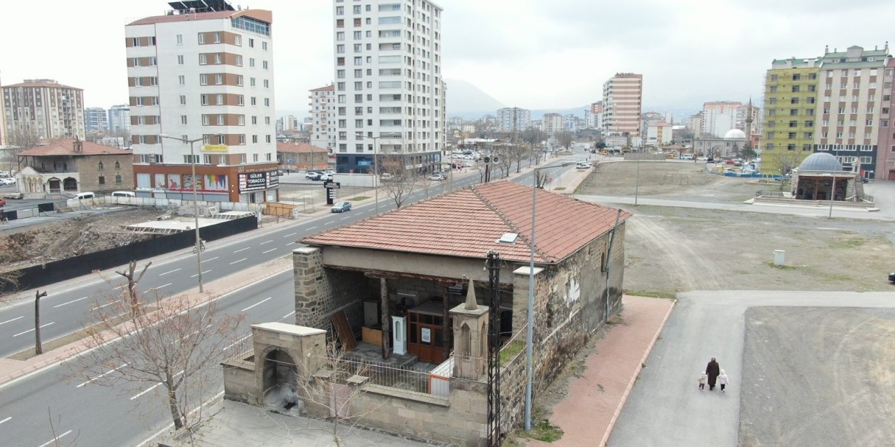 Tasmakıran Camii yıllara ve yeni yapılara meydan okuyor