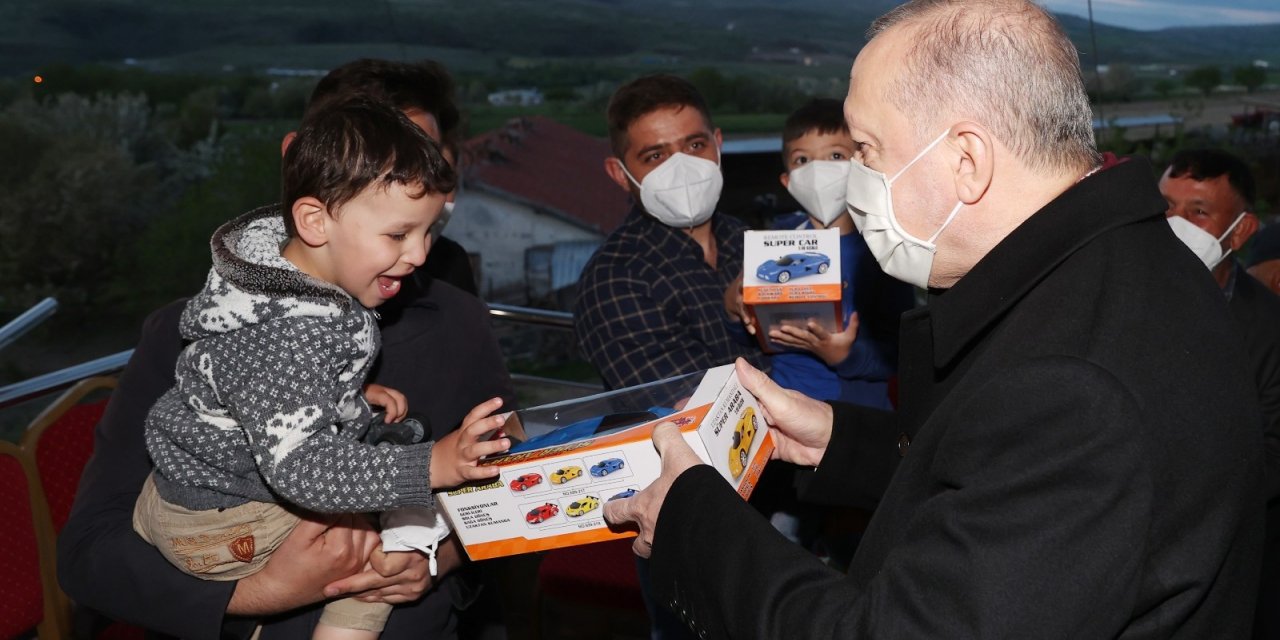 Cumhurbaşkanı Erdoğan, Ayaşlı çiftçi bir aileye iftarda misafir oldu