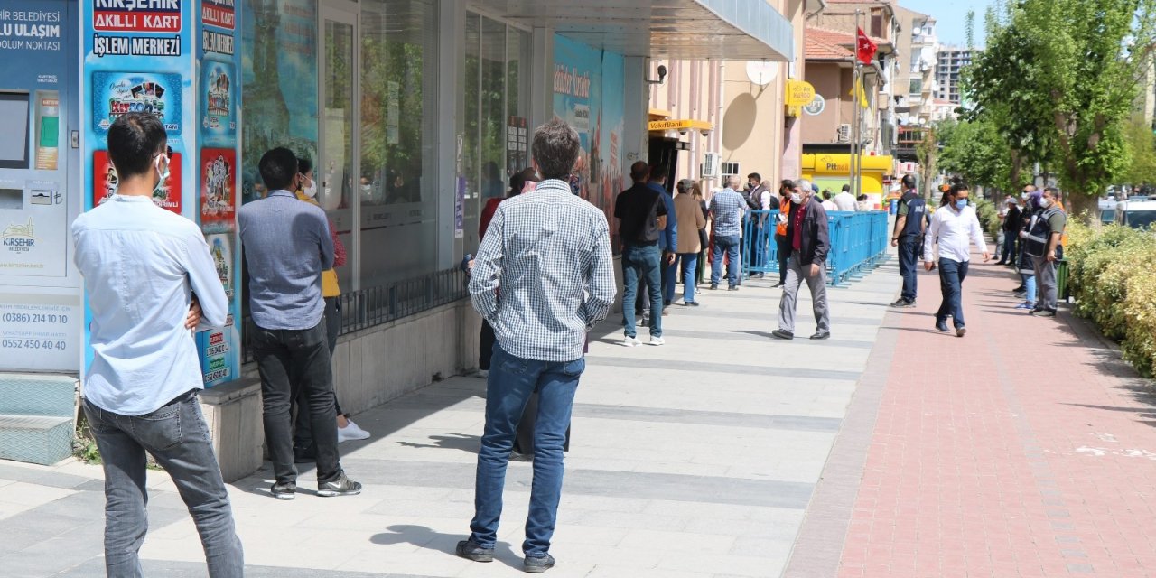 PTT önünde oluşan kuyrukta polisin şefkat eli