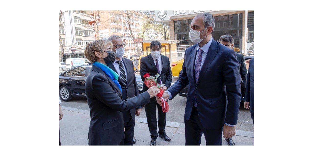 Bakan Gül noterler gününü kutladı