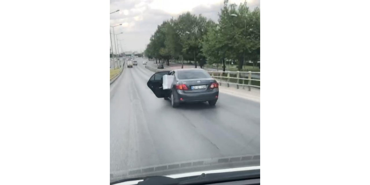 Konya’da eşya yüklü otomobilin arka kapısı açık haldeki yolculuğu kamerada