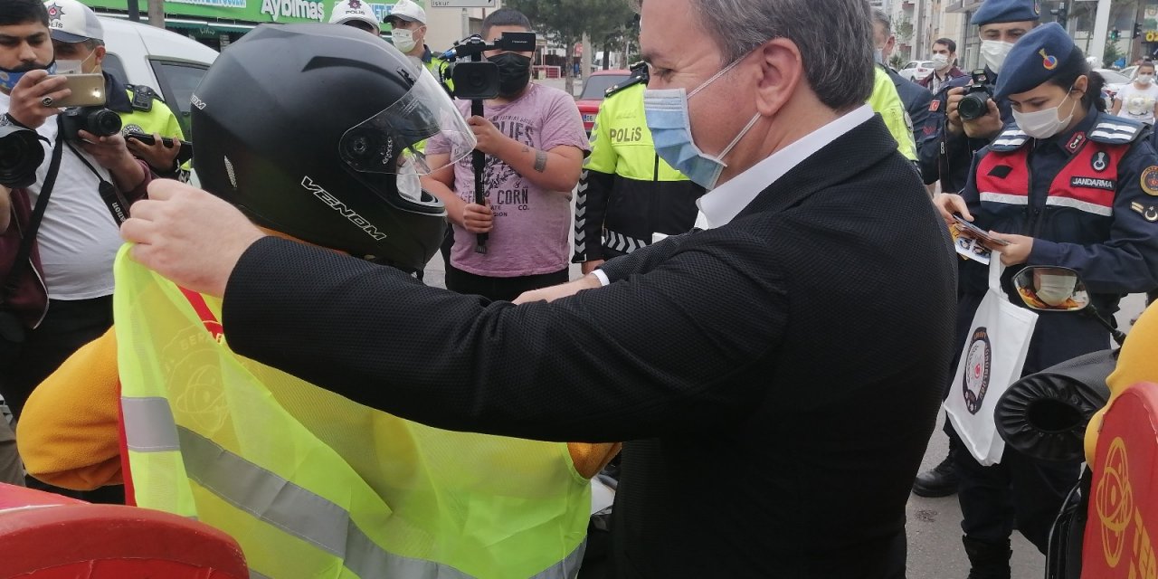 Vali trafiği denetleyip, kuryelere yelek giydirdi