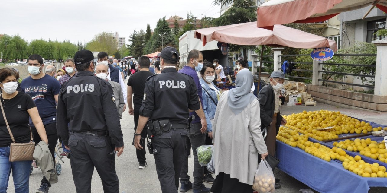 Polis ekiplerinden semt pazarında denetim