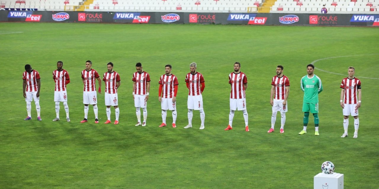 Sivasspor’da ceza sınırındaki futbolcular kart görmedi