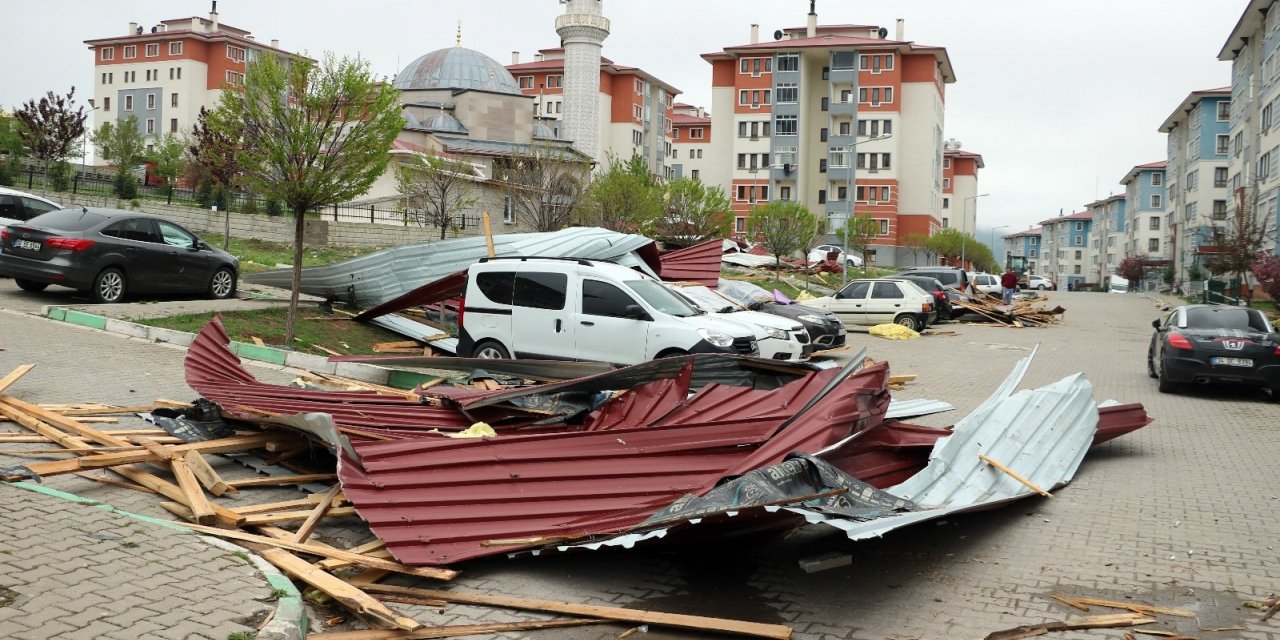 Yozgat’a çatılar uçtu