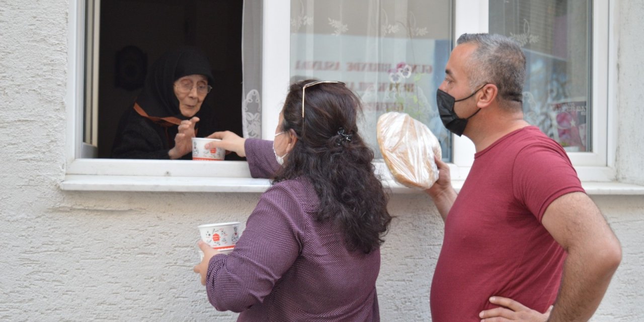 Hayırseverler bir çatı altında buluşarak vatandaşın karnını doyurdu