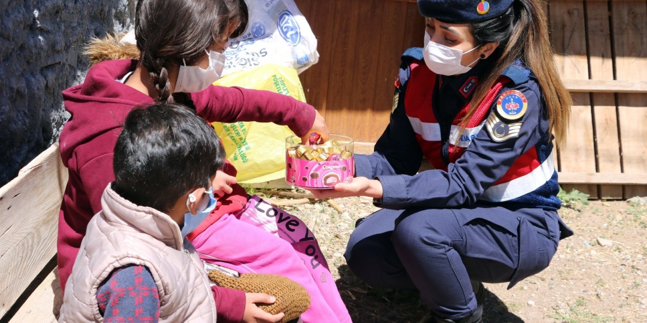 Yozgat’ta jandarma ekipleri köydeki çocukların bayramını kutladı