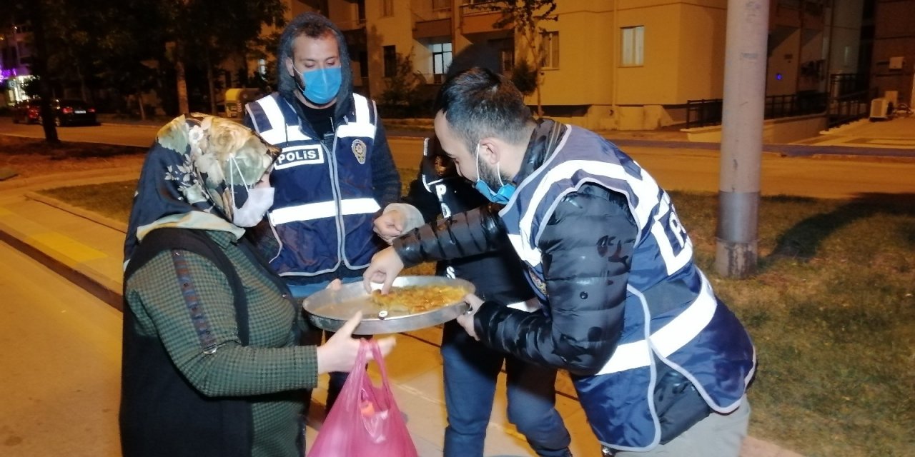 Lokantacı kadından görevli polislere tatlı ikramı