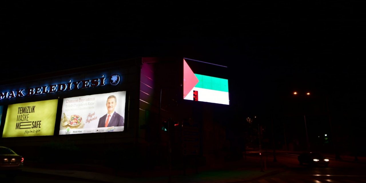 Mamak’ta led ekranlara Filistin Bayrağı yansıtıldı